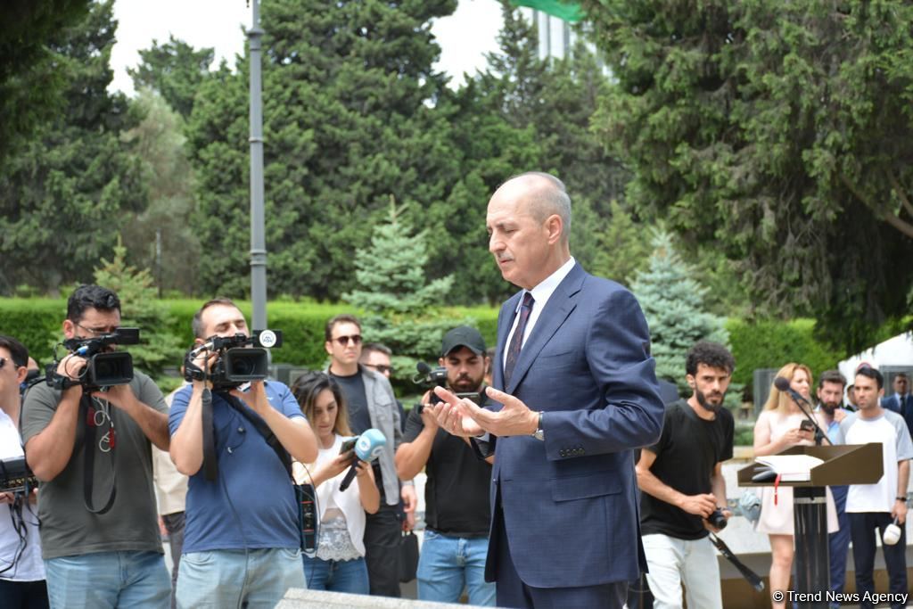 Turkish Grand National Assembly chairman in Azerbaijan's Martyrs' Alley, Memorial (PHOTO)