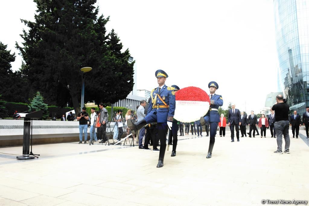 Turkish Grand National Assembly chairman in Azerbaijan's Martyrs' Alley, Memorial (PHOTO)