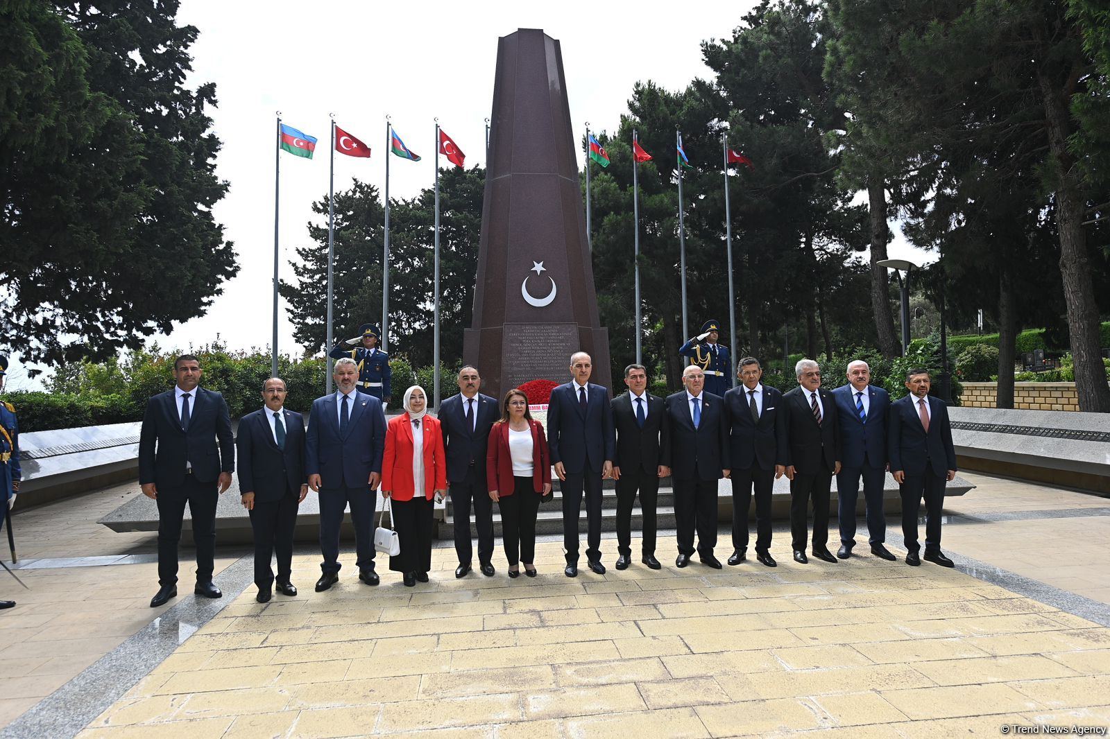 Turkish Grand National Assembly chairman in Azerbaijan's Martyrs' Alley, Memorial (PHOTO)