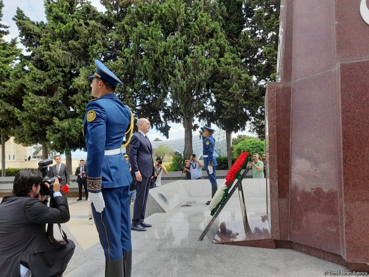 Turkish Grand National Assembly chairman in Azerbaijan's Martyrs' Alley, Memorial (PHOTO)