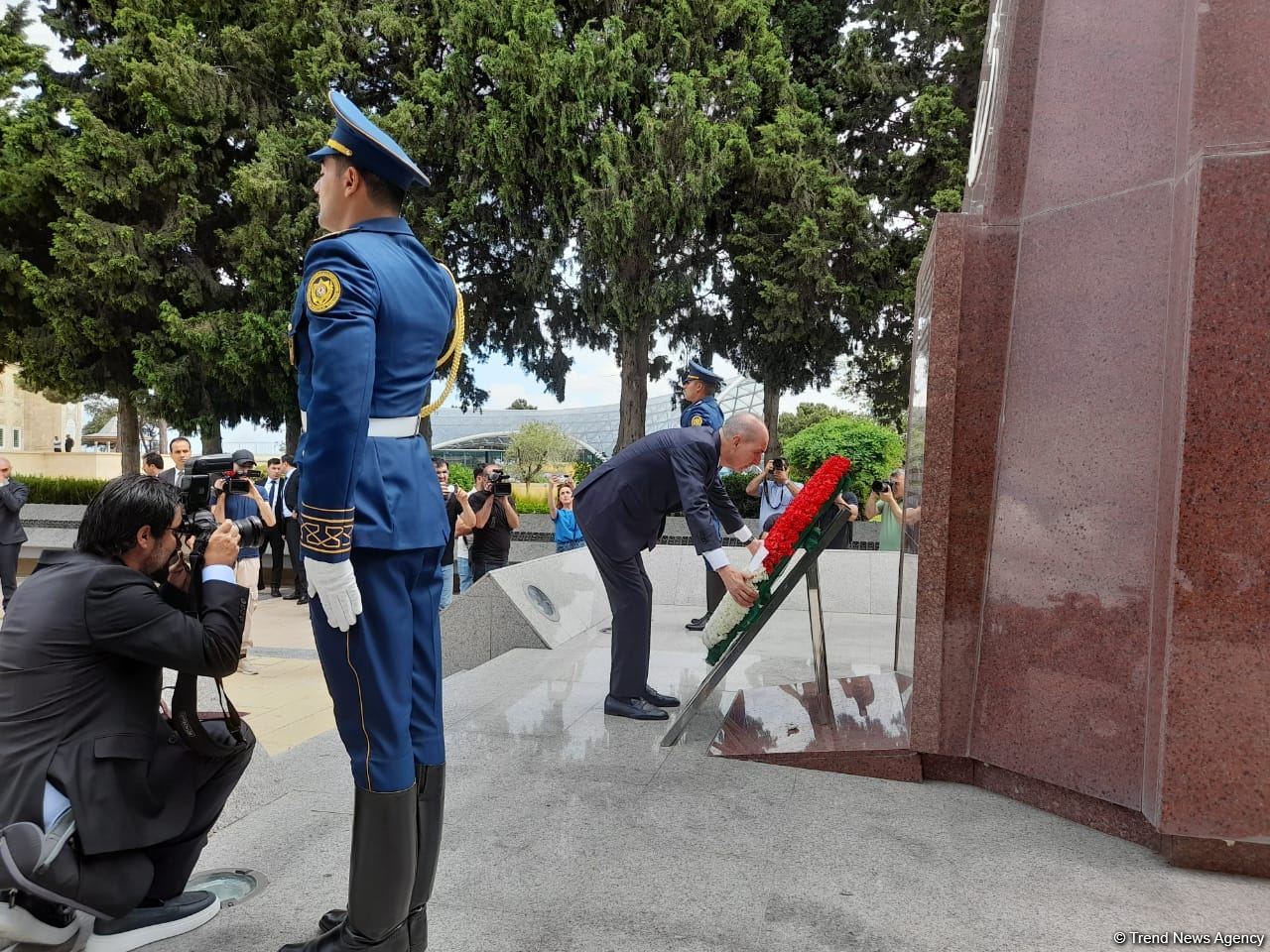 Turkish Grand National Assembly chairman in Azerbaijan's Martyrs' Alley, Memorial (PHOTO)
