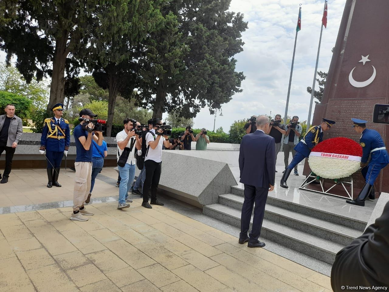 Turkish Grand National Assembly chairman in Azerbaijan's Martyrs' Alley, Memorial (PHOTO)