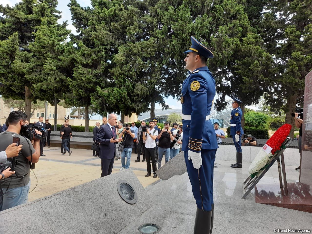 Turkish Grand National Assembly chairman in Azerbaijan's Martyrs' Alley, Memorial (PHOTO)