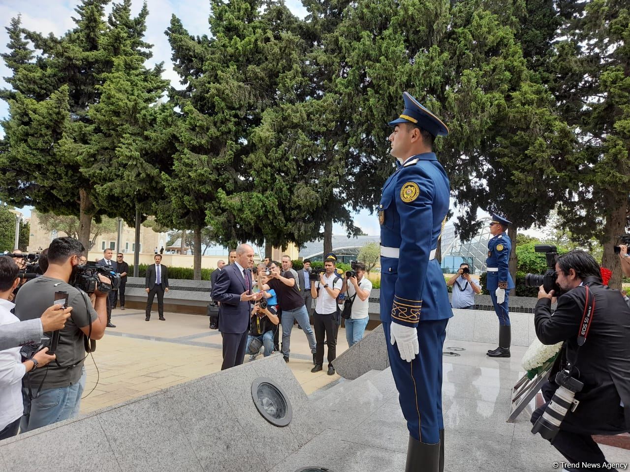 Turkish Grand National Assembly chairman in Azerbaijan's Martyrs' Alley, Memorial (PHOTO)
