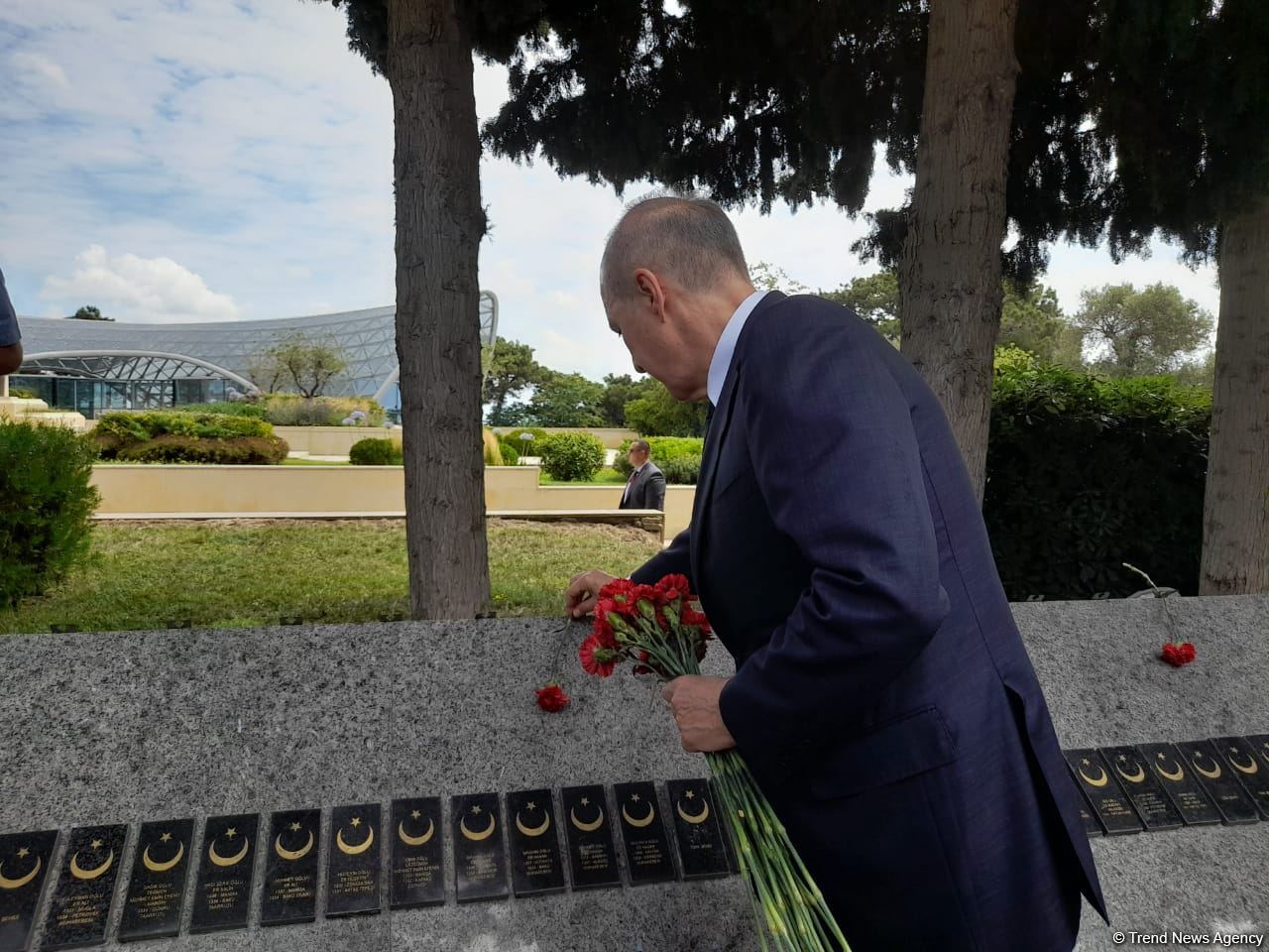 Turkish Grand National Assembly chairman in Azerbaijan's Martyrs' Alley, Memorial (PHOTO)