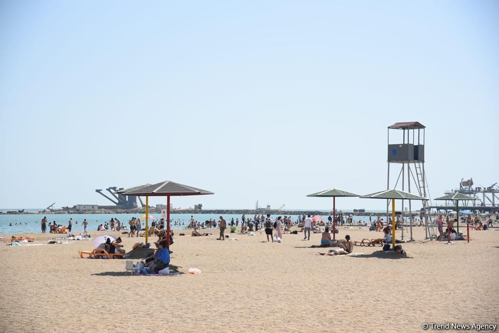 Azerbaijan conducts cleaning works on beaches of Baku (PHOTO)