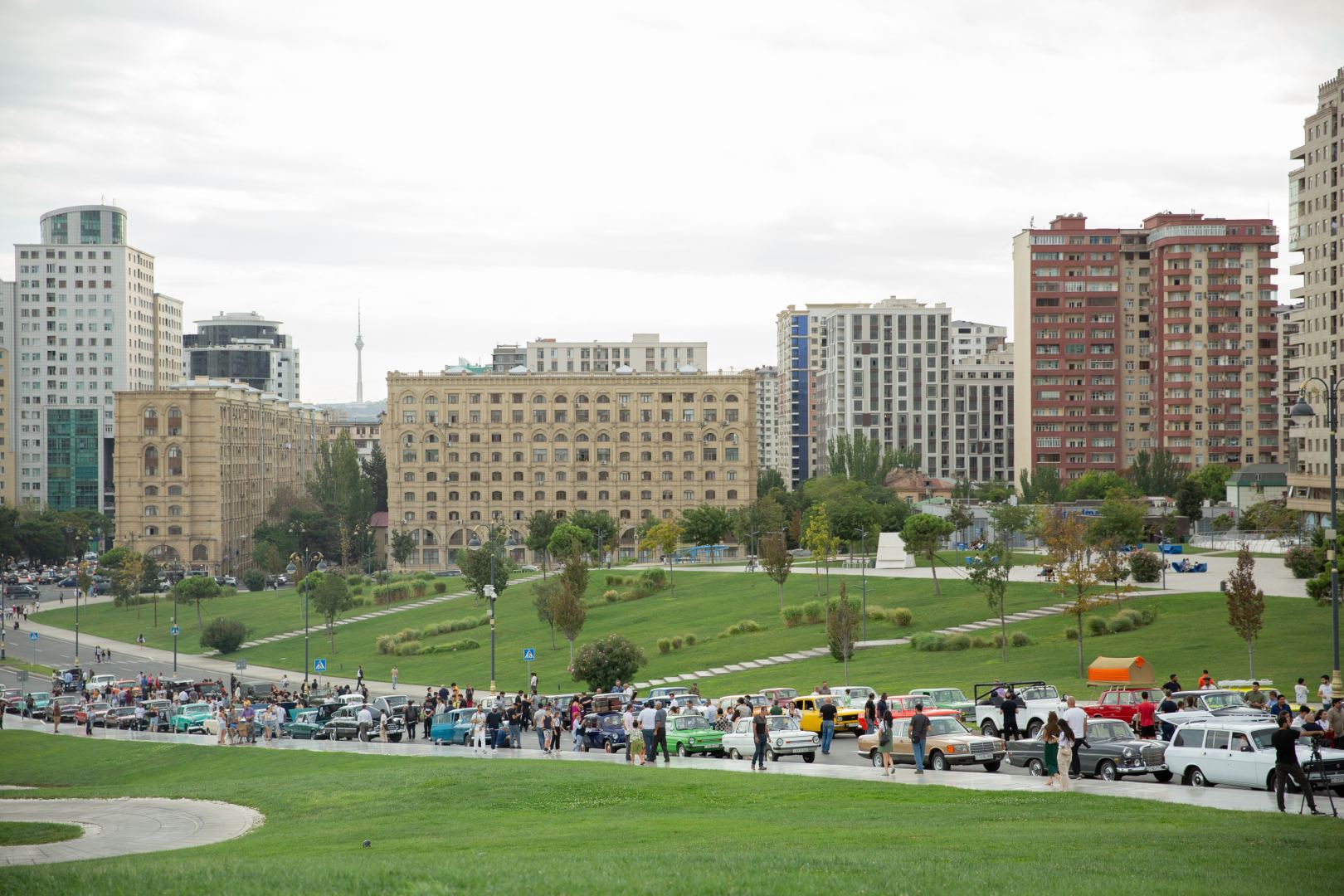 Exhibition of classic cars held in front of Heydar Aliyev Center (PHOTO)