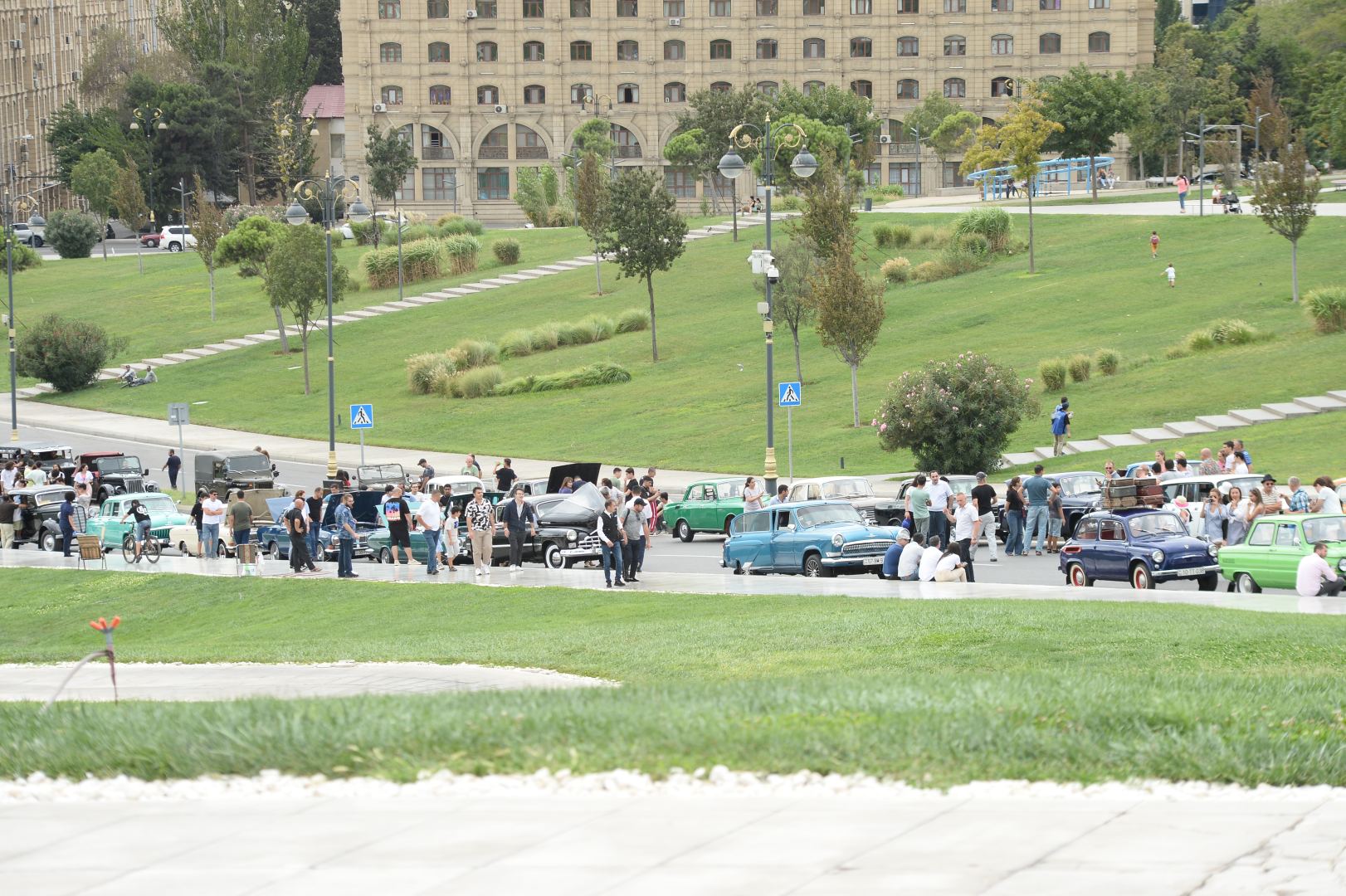 Exhibition of classic cars held in front of Heydar Aliyev Center (PHOTO)