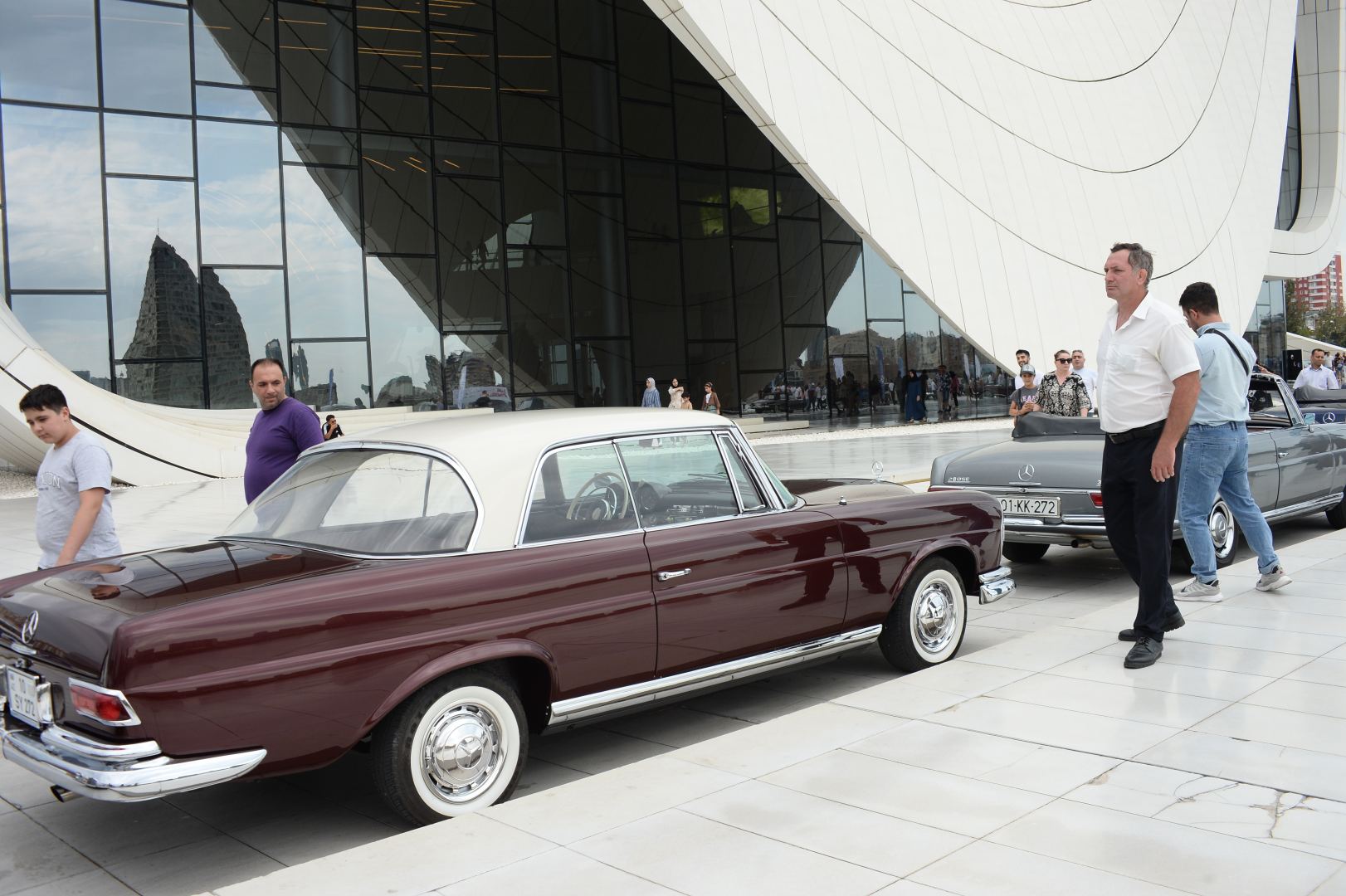 Exhibition of classic cars held in front of Heydar Aliyev Center (PHOTO)