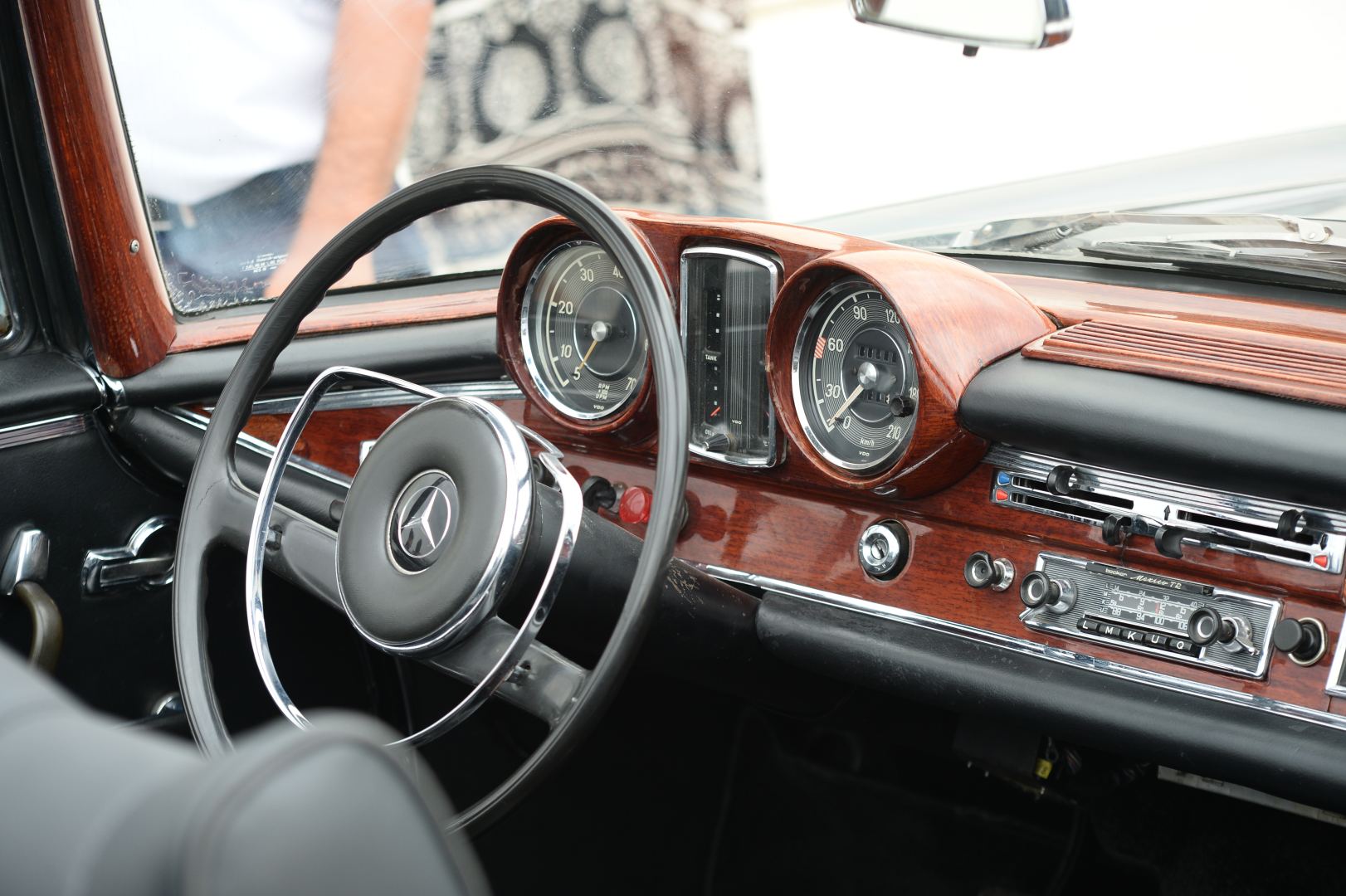 Exhibition of classic cars held in front of Heydar Aliyev Center (PHOTO)
