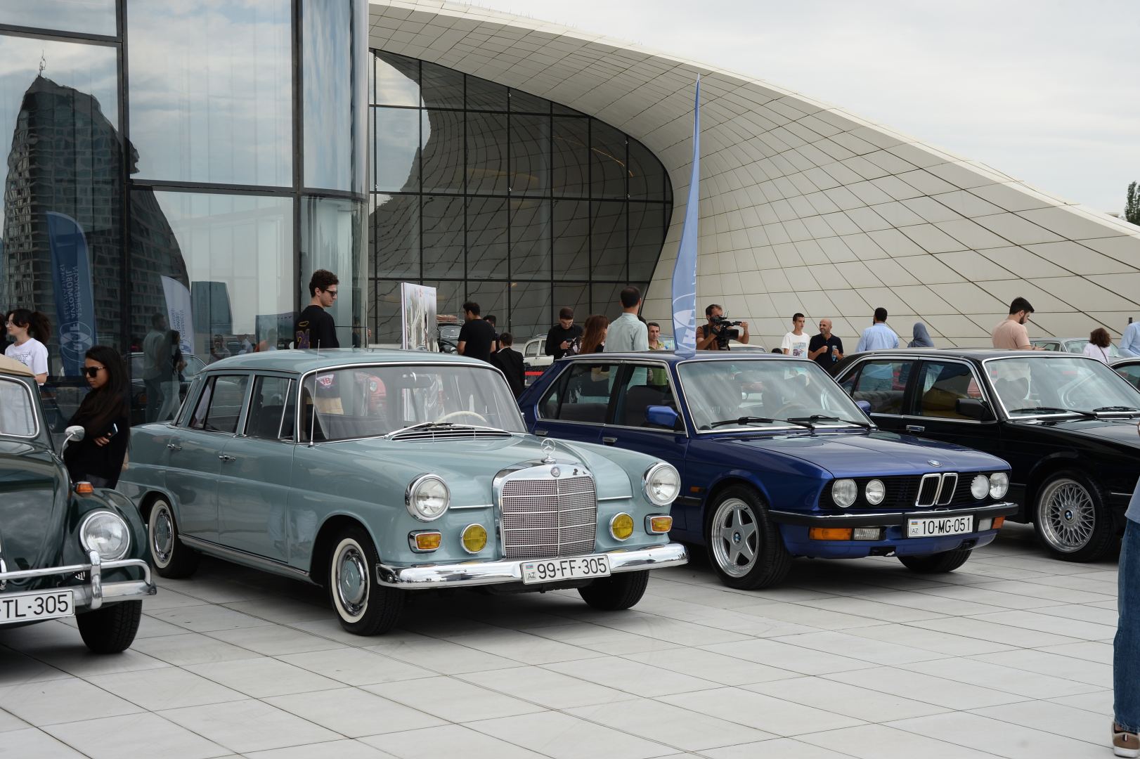 Exhibition of classic cars held in front of Heydar Aliyev Center (PHOTO)