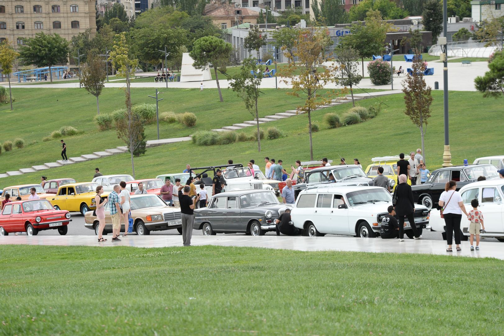 Exhibition of classic cars held in front of Heydar Aliyev Center (PHOTO)