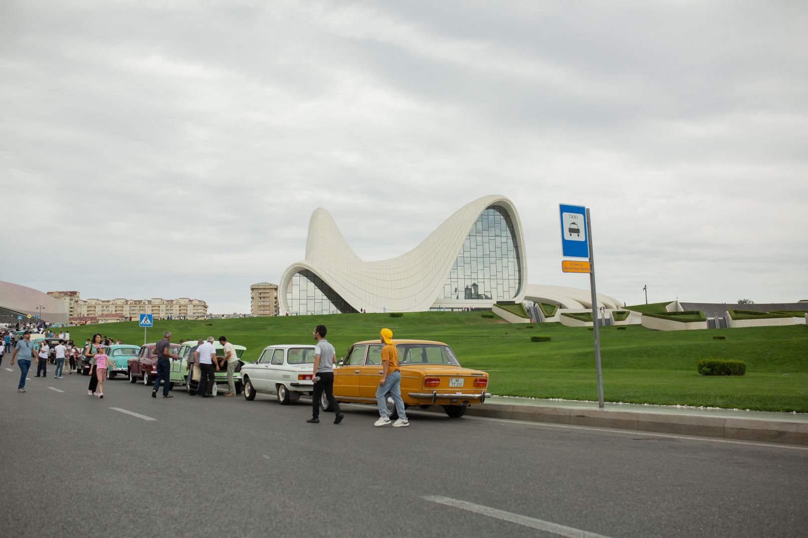 Exhibition of classic cars held in front of Heydar Aliyev Center (PHOTO)