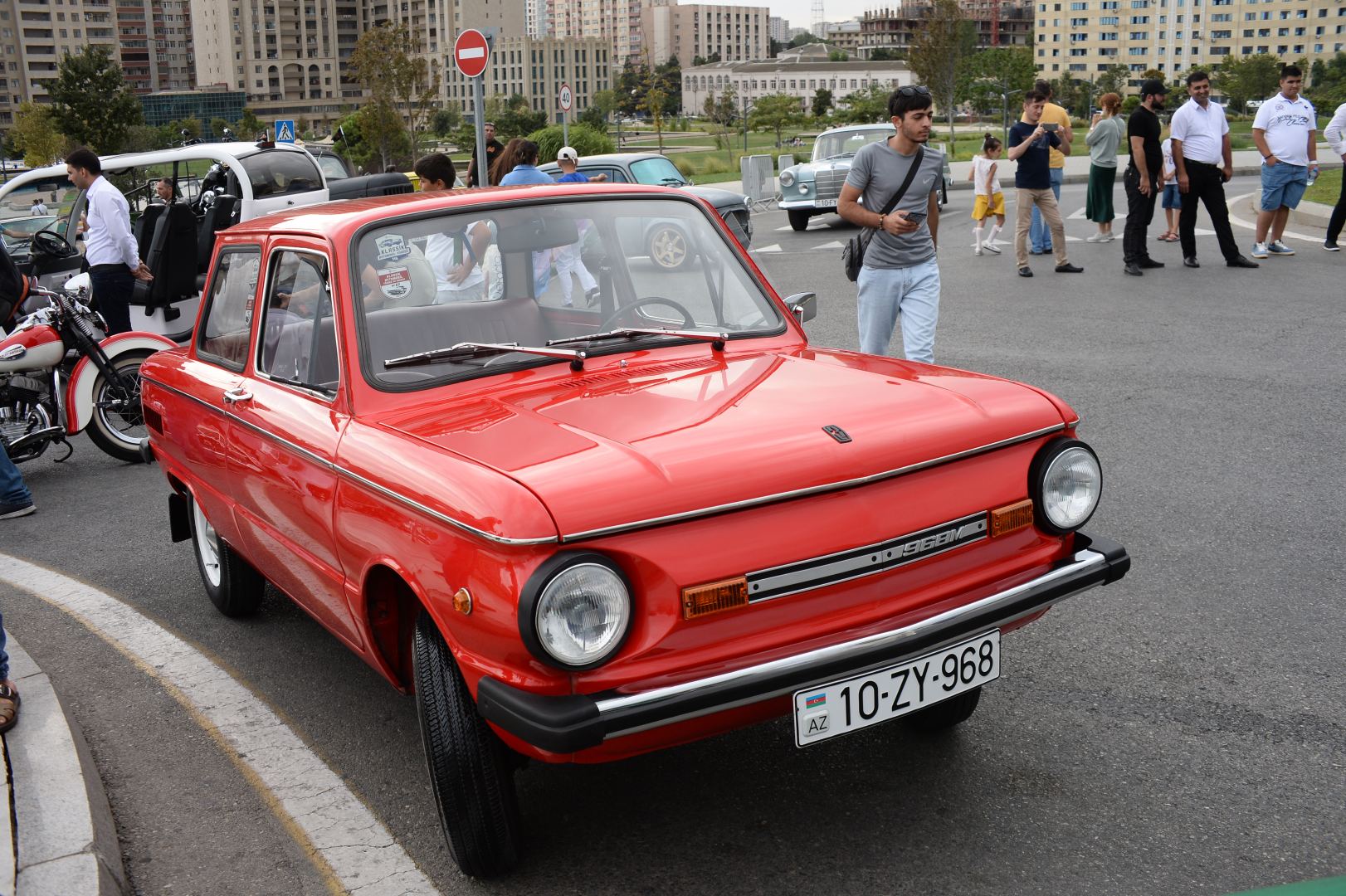 Exhibition of classic cars held in front of Heydar Aliyev Center (PHOTO)