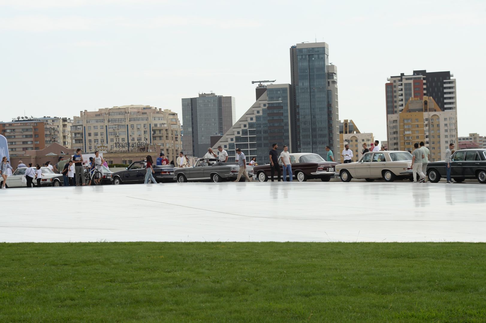 Exhibition of classic cars held in front of Heydar Aliyev Center (PHOTO)
