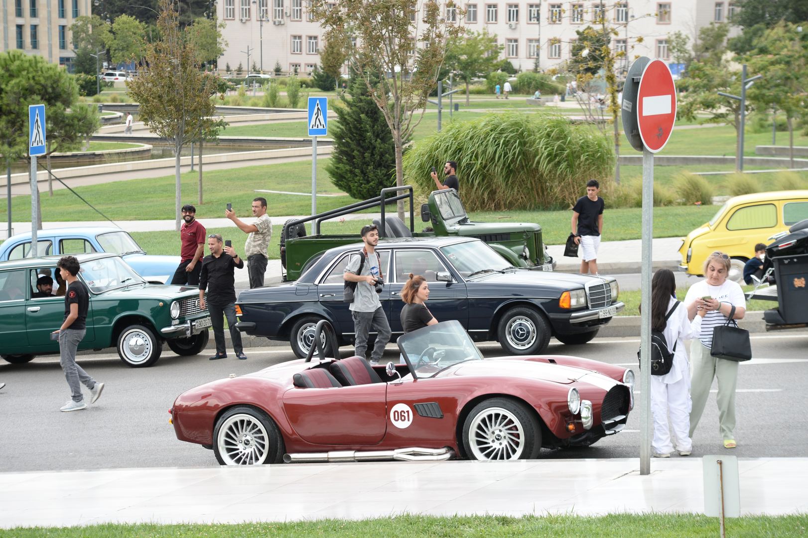 Exhibition of classic cars held in front of Heydar Aliyev Center (PHOTO)