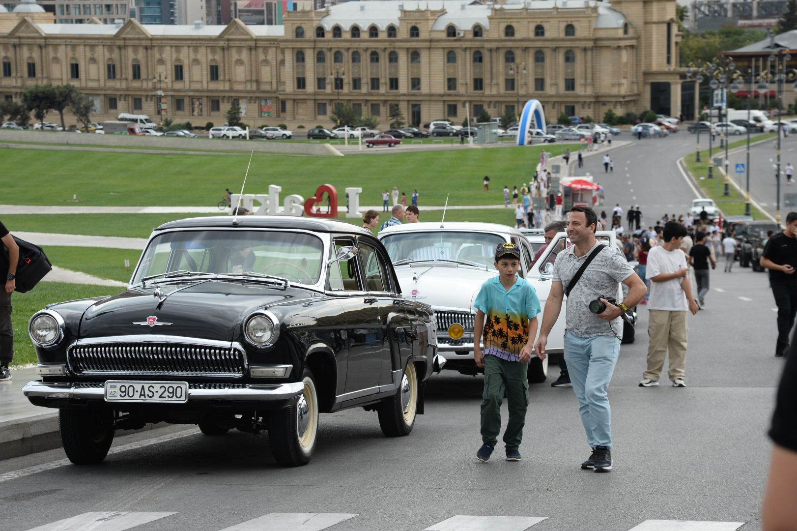 Exhibition of classic cars held in front of Heydar Aliyev Center (PHOTO)