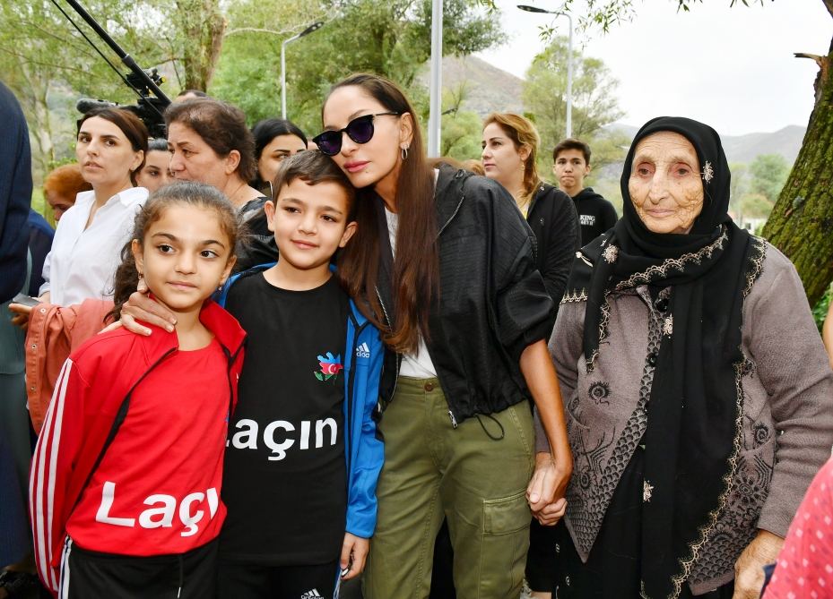 President Ilham Aliyev, First Lady Mehriban Aliyeva get acquainted with work done in Lachin's Zabukh, meet village residents (PHOTO/VIDEO)