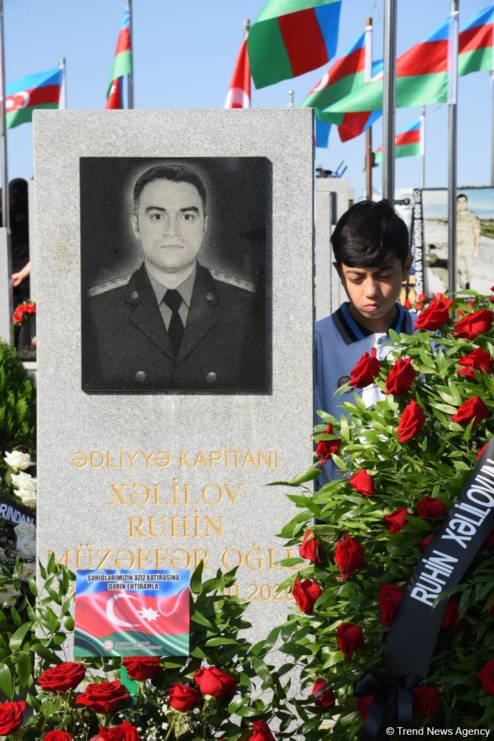 Azerbaijani people honor memory of second Karabakh war Martyrs (PHOTO)