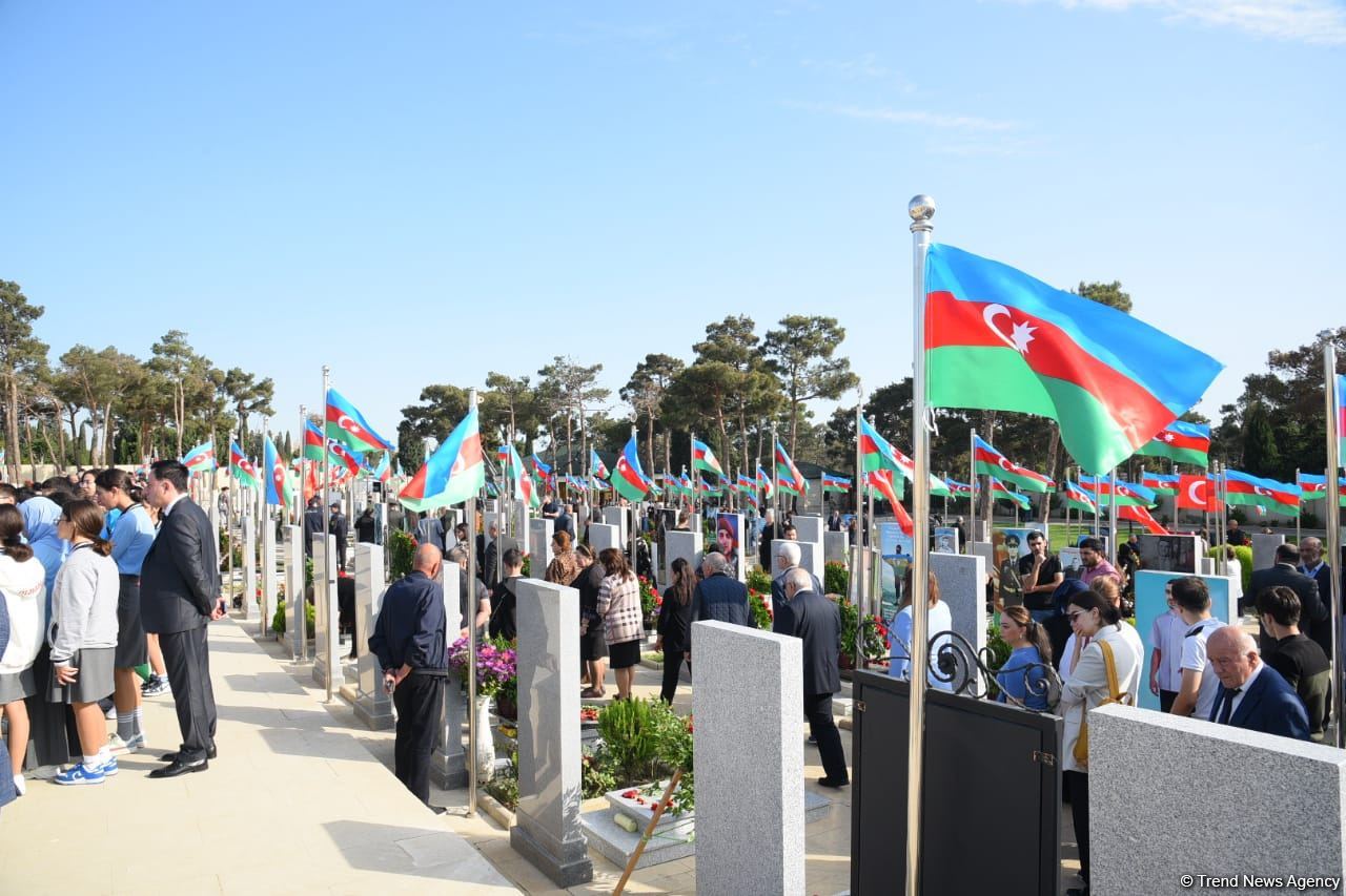 Azerbaijani people honor memory of second Karabakh war Martyrs (PHOTO)