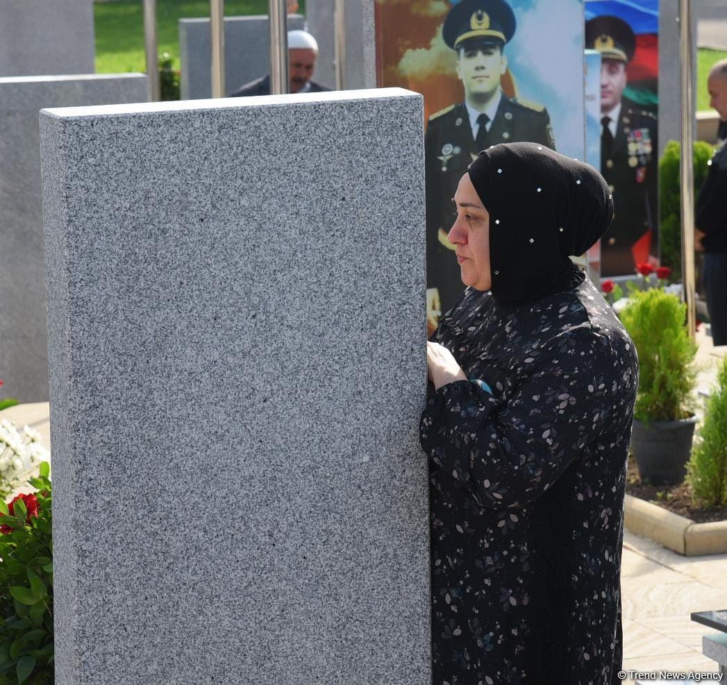 Azerbaijani people honor memory of second Karabakh war Martyrs (PHOTO)