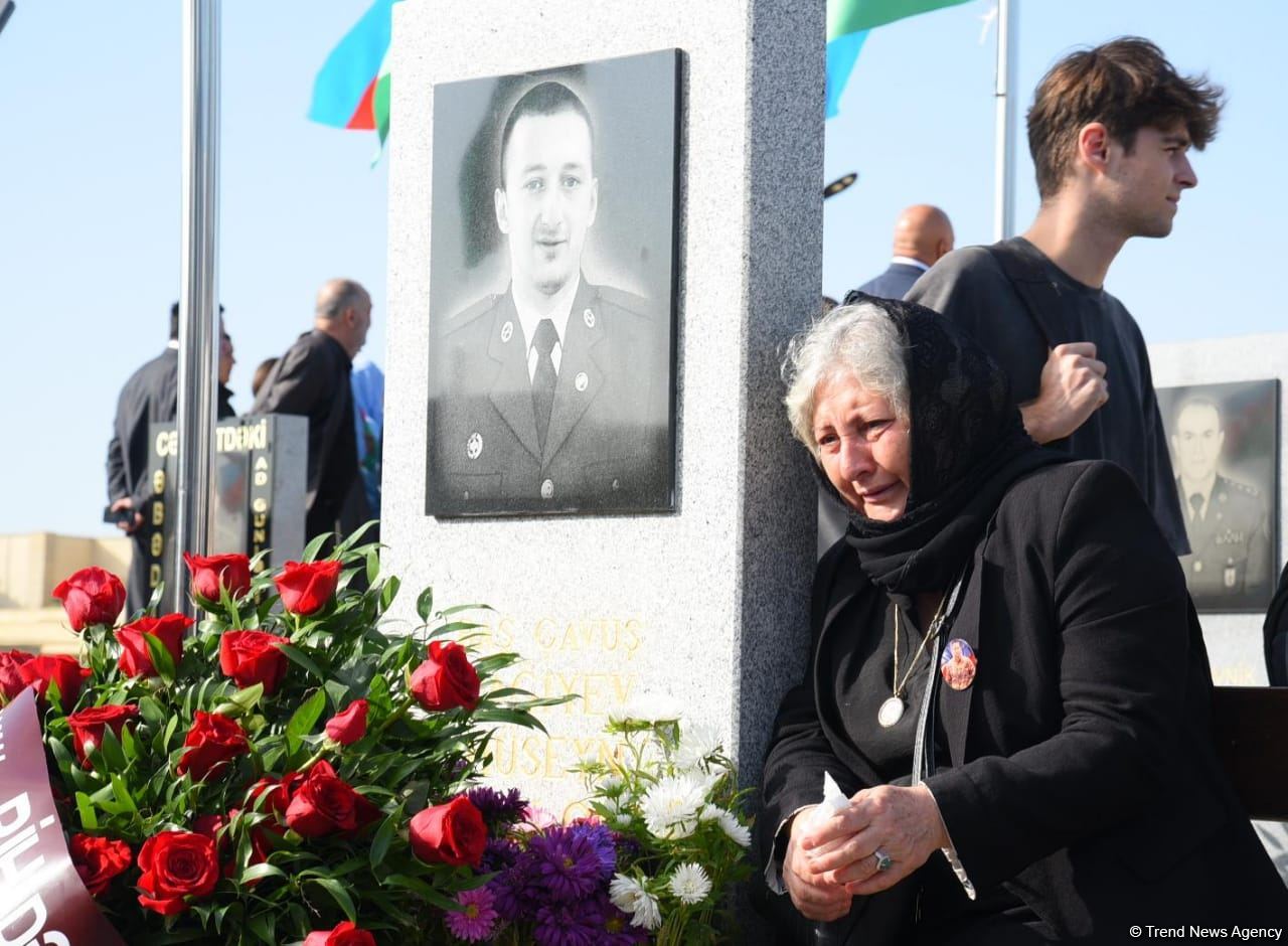 Azerbaijani people honor memory of second Karabakh war Martyrs (PHOTO)