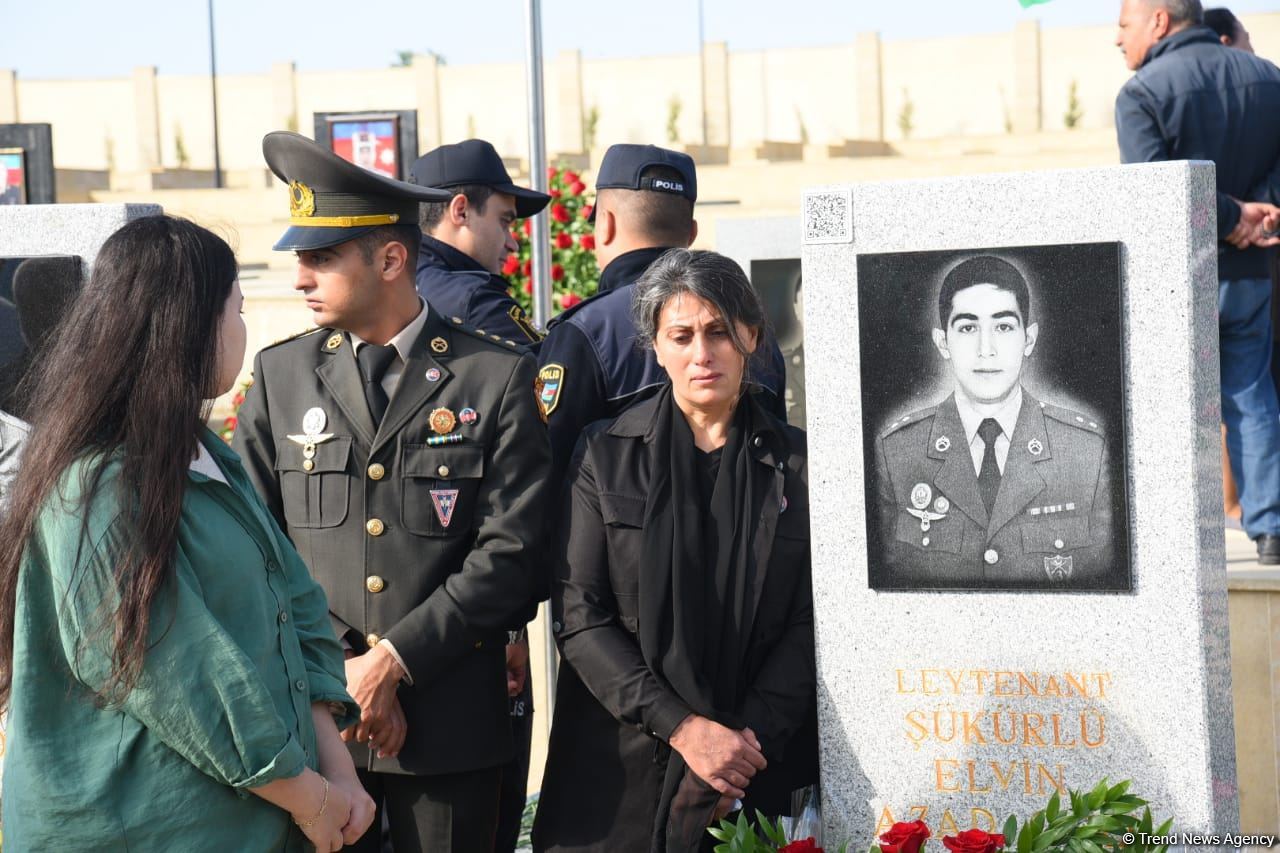 Azerbaijani people honor memory of second Karabakh war Martyrs (PHOTO)