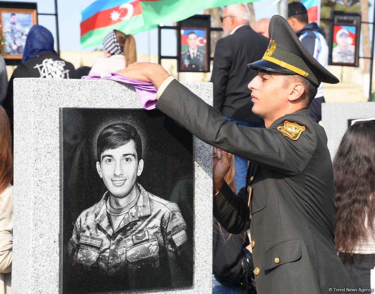 Azerbaijani people honor memory of second Karabakh war Martyrs (PHOTO)