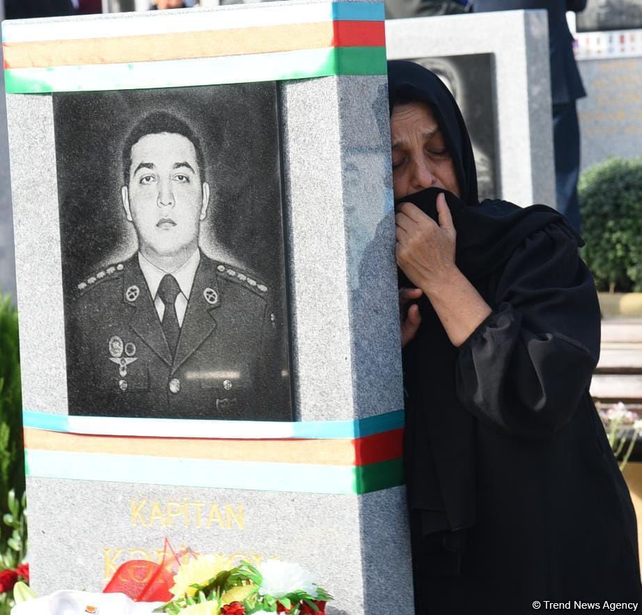 Azerbaijani people honor memory of second Karabakh war Martyrs (PHOTO)