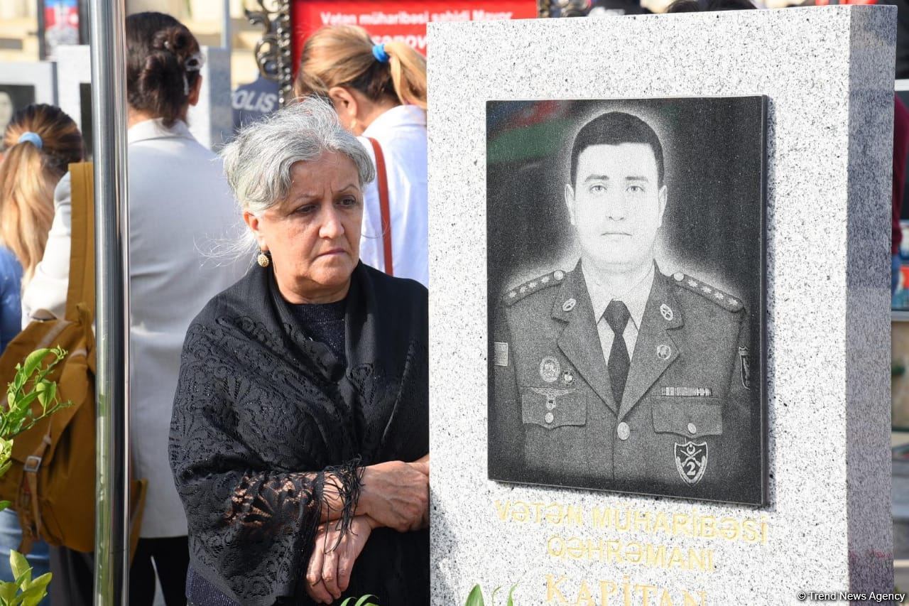 Azerbaijani people honor memory of second Karabakh war Martyrs (PHOTO)