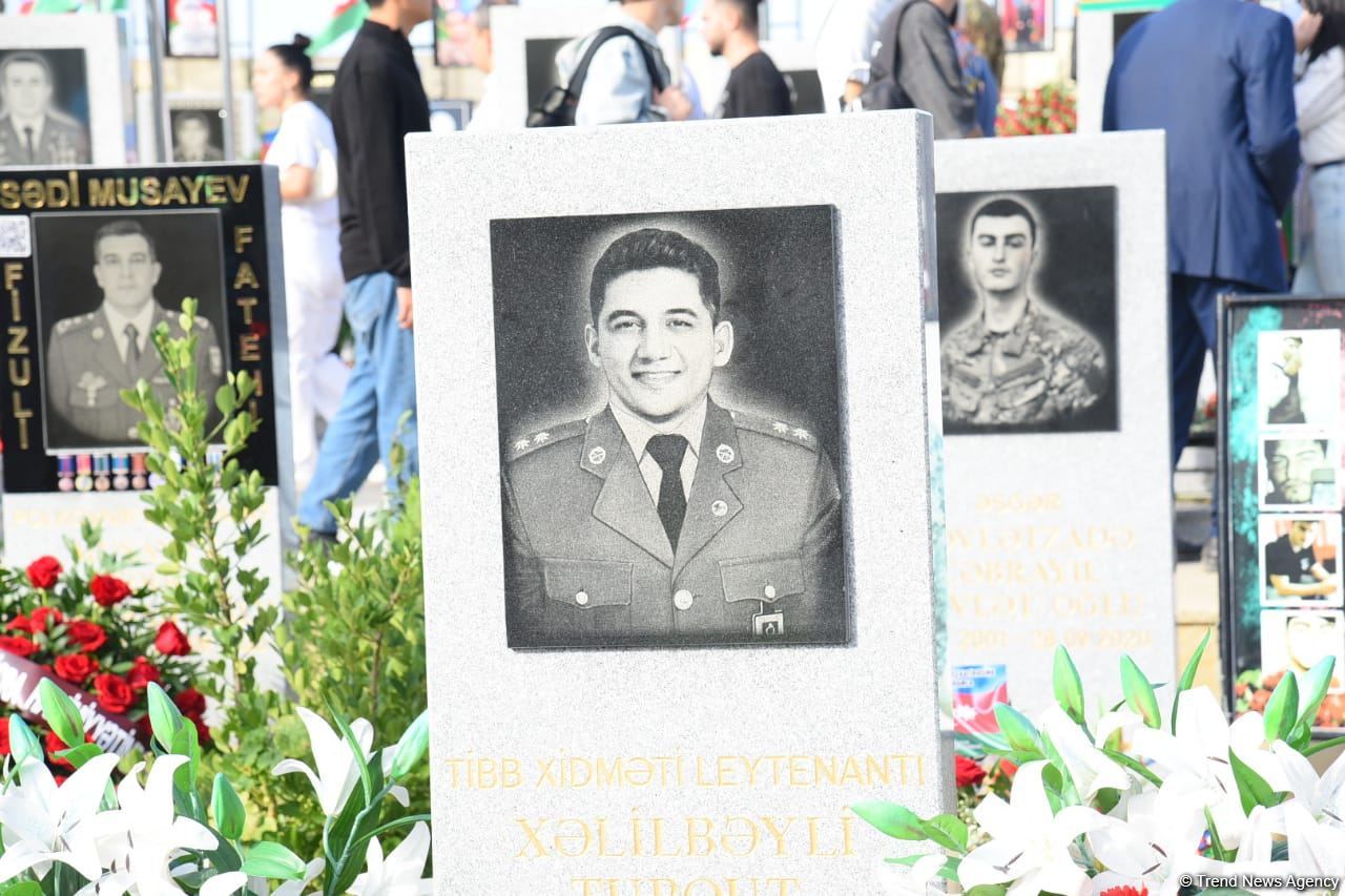 Azerbaijani people honor memory of second Karabakh war Martyrs (PHOTO)