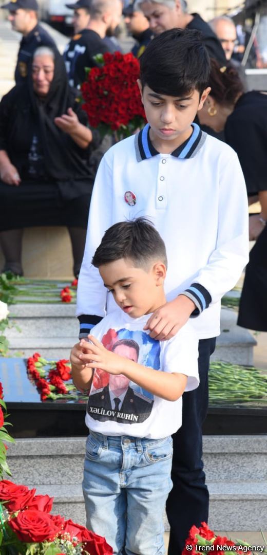 Azerbaijani people honor memory of second Karabakh war Martyrs (PHOTO)