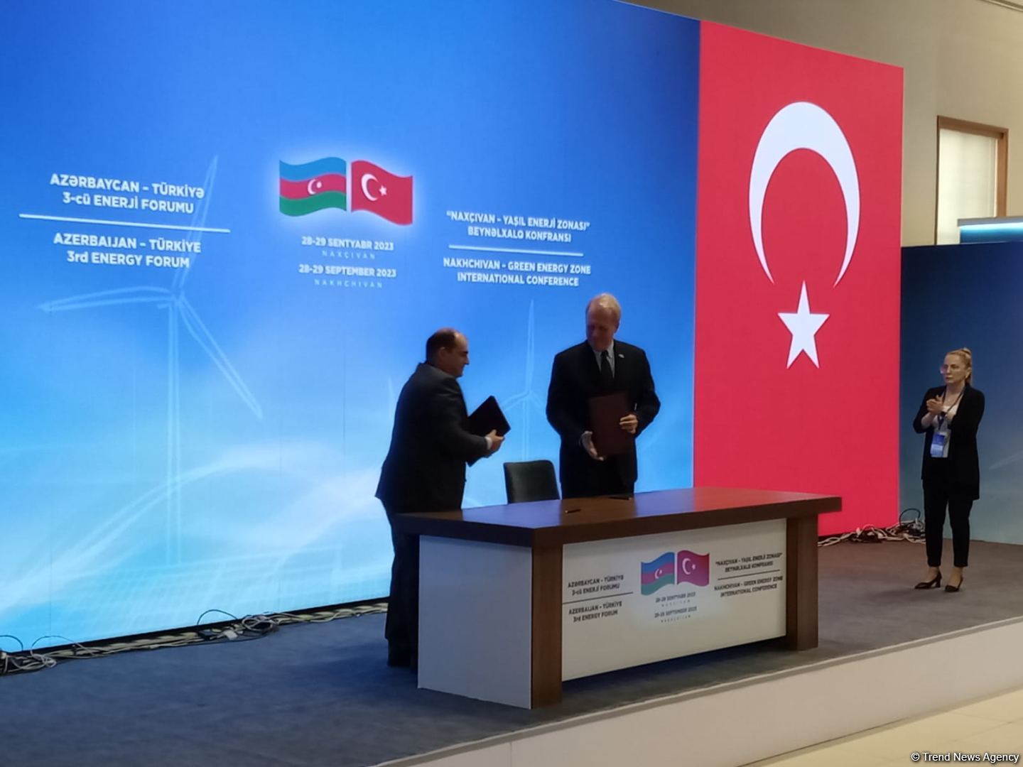 Azerbaijani SAARES, ACWA Power sign roadmap for development of wind energy project (PHOTO)