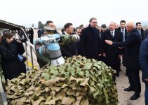 President Ilham Aliyev, President Aleksandar Vučić view military equipment and facilities (PHOTO)