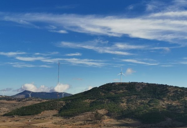 Turkish Sur Yapi touches on local wind power plant milestones (PHOTO)