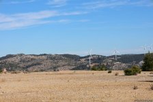 Turkish Sur Yapi touches on local wind power plant milestones (PHOTO)