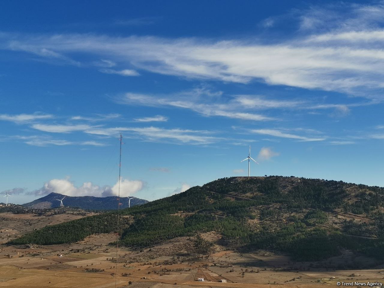Turkish Sur Yapi touches on local wind power plant milestones (PHOTO)