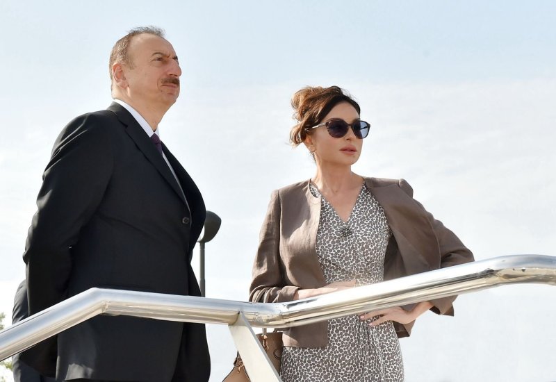 President Ilham Aliyev, First Lady Mehriban Aliyeva pay tribute to Azerbaijanis who died for Victory over fascism
