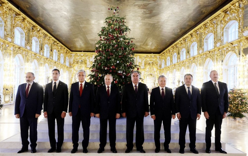 President Ilham Aliyev visits Catherine Palace in St. Petersburg (PHOTO/VIDEO)