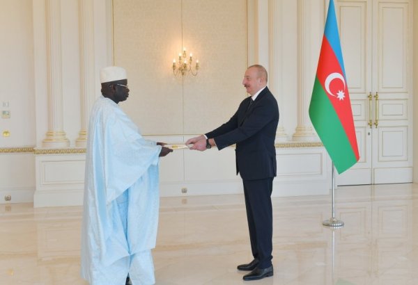 President Ilham Aliyev accepts credentials of incoming ambassador of Senegal (PHOTO)