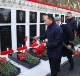 Azerbaijani people honor blessed memory of victims of January 20 tragedy (PHOTO)