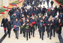 Azerbaijani people honor blessed memory of victims of January 20 tragedy (PHOTO)