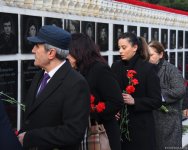 Azerbaijani people honor blessed memory of victims of January 20 tragedy (PHOTO)