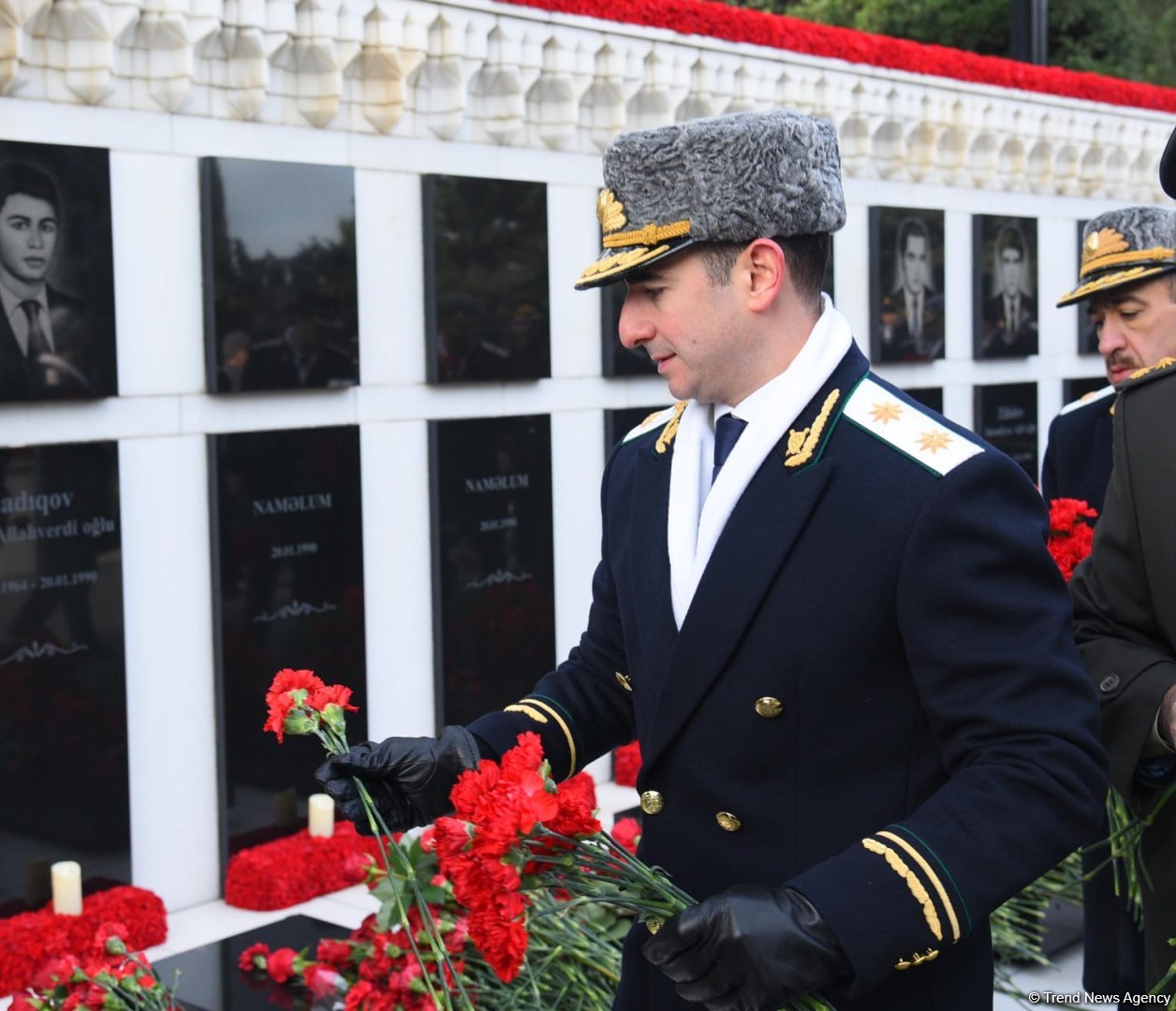 Azerbaijani people honor blessed memory of victims of January 20 tragedy (PHOTO)