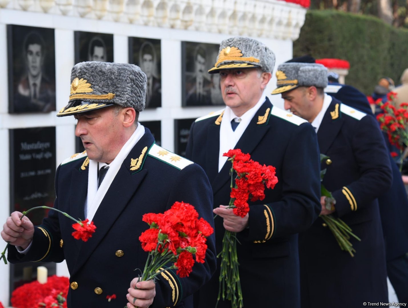 Azerbaijani people honor blessed memory of victims of January 20 tragedy (PHOTO)