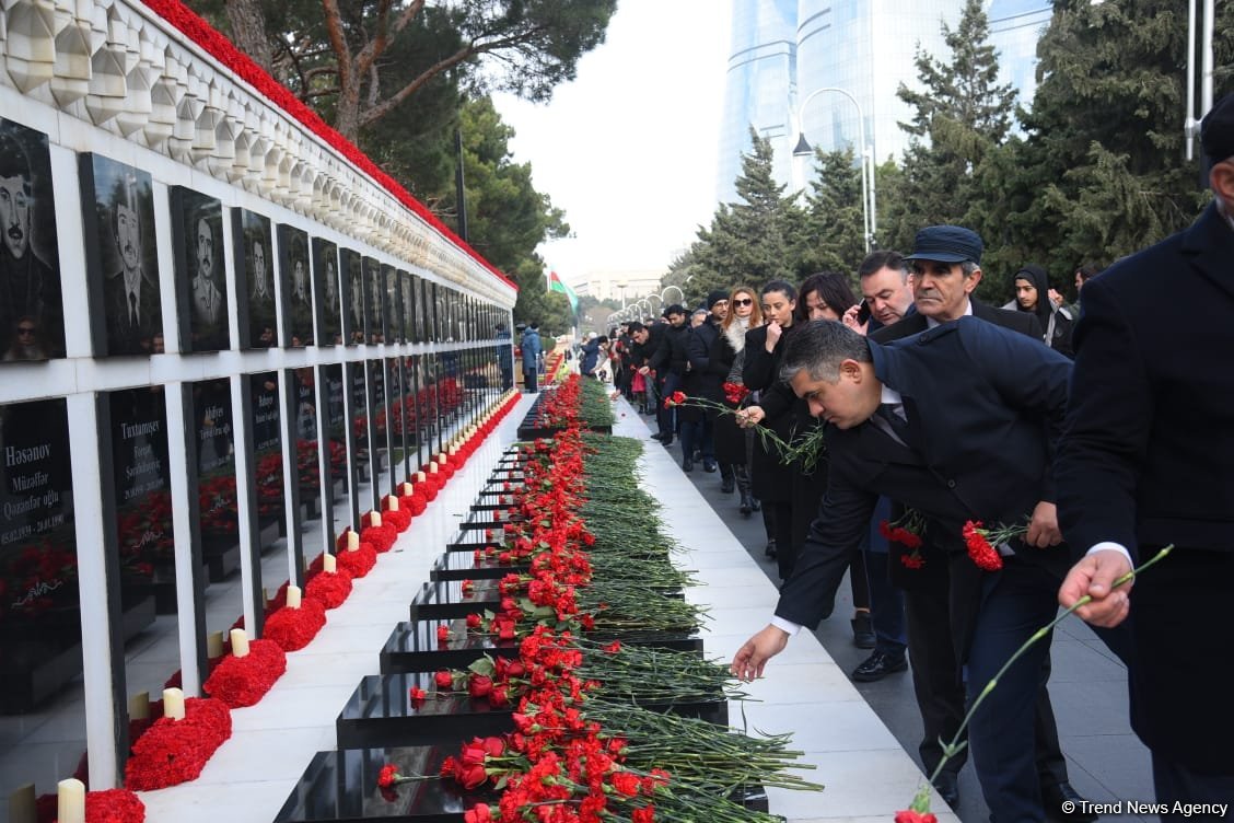 Azerbaijani people honor blessed memory of victims of January 20 tragedy (PHOTO)