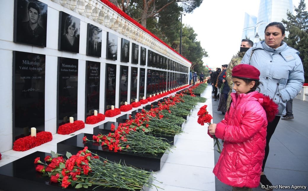 Azerbaijani people honor blessed memory of victims of January 20 tragedy (PHOTO)