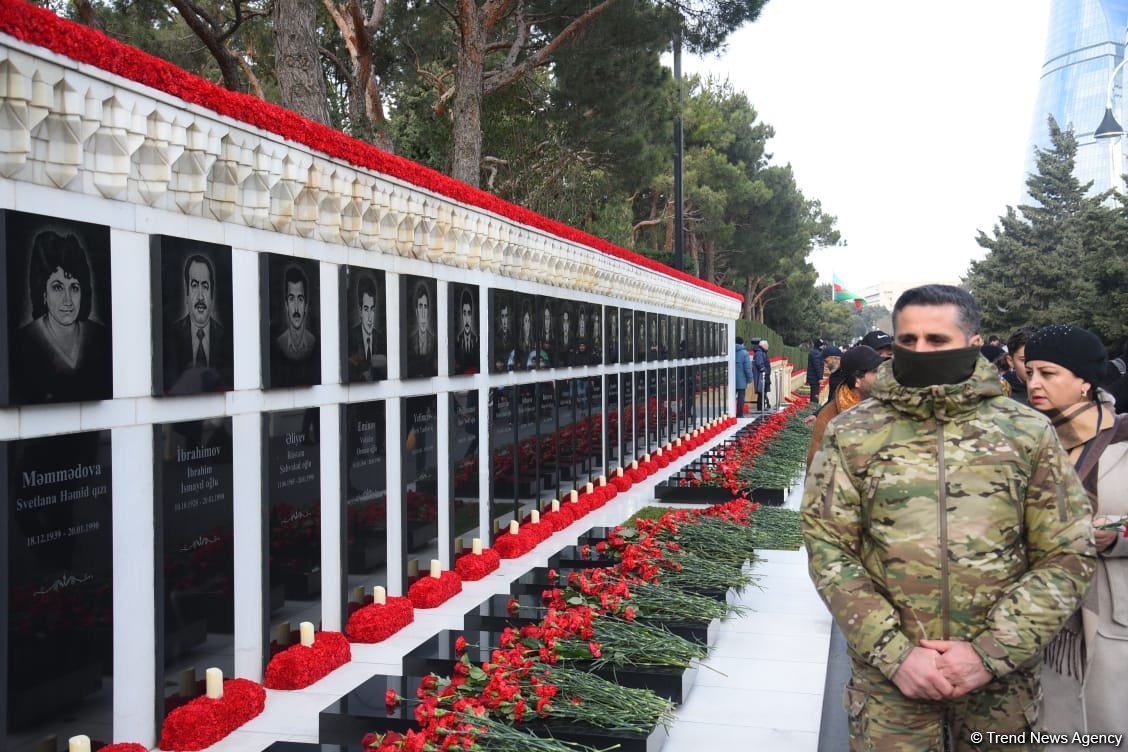 Azerbaijani people honor blessed memory of victims of January 20 tragedy (PHOTO)