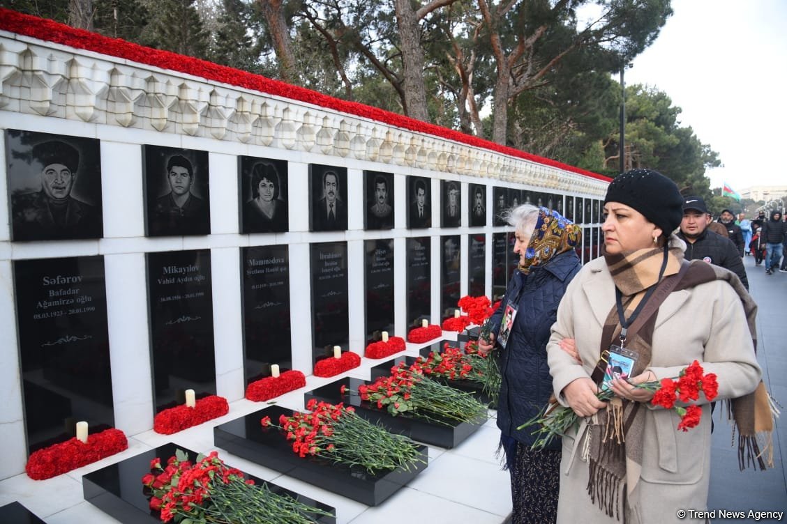 Azerbaijani people honor blessed memory of victims of January 20 tragedy (PHOTO)