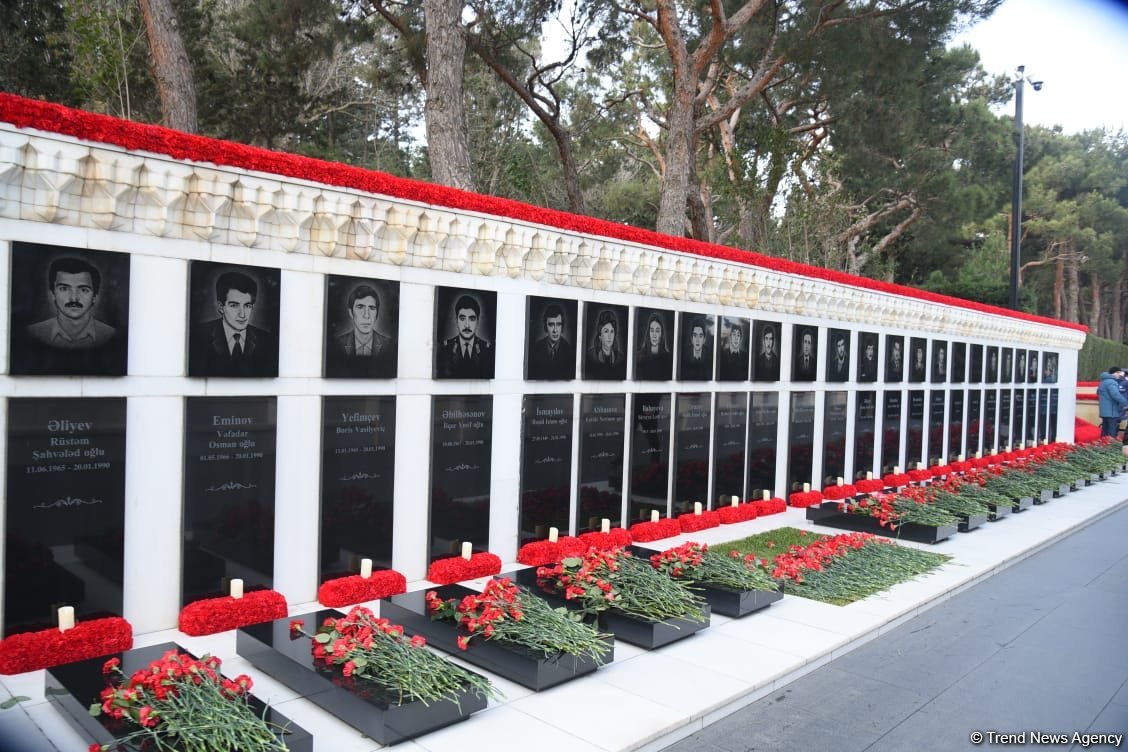 Azerbaijani people honor blessed memory of victims of January 20 tragedy (PHOTO)